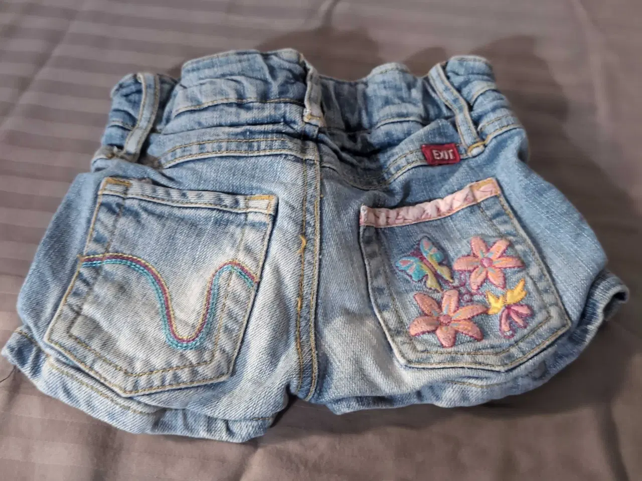 Billede 2 - Lyseblå quiltet jakke med trykknapper og to lommer