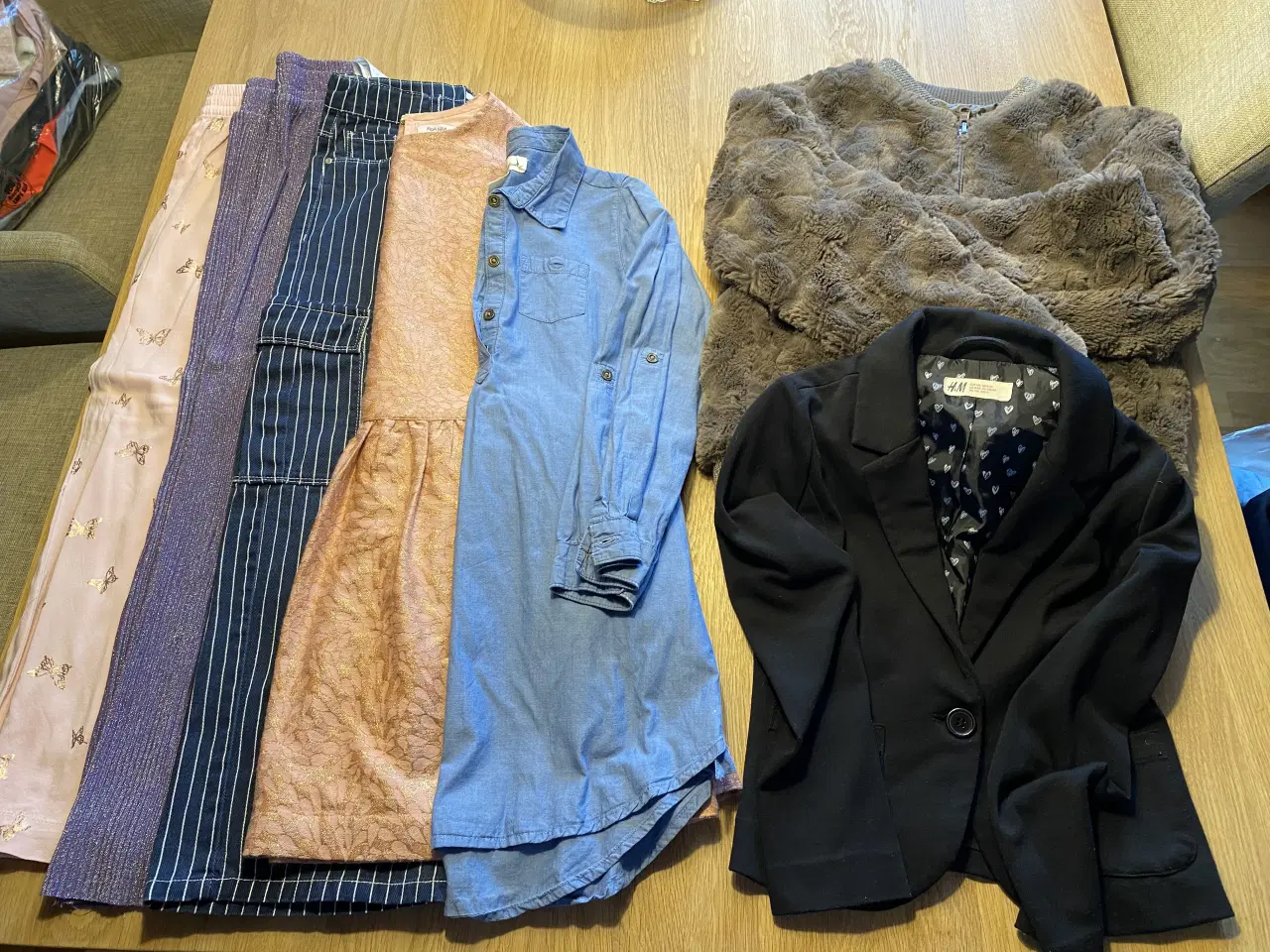 Billede 16 - Stribede jeans med god vide str. 134. Tshirt mm