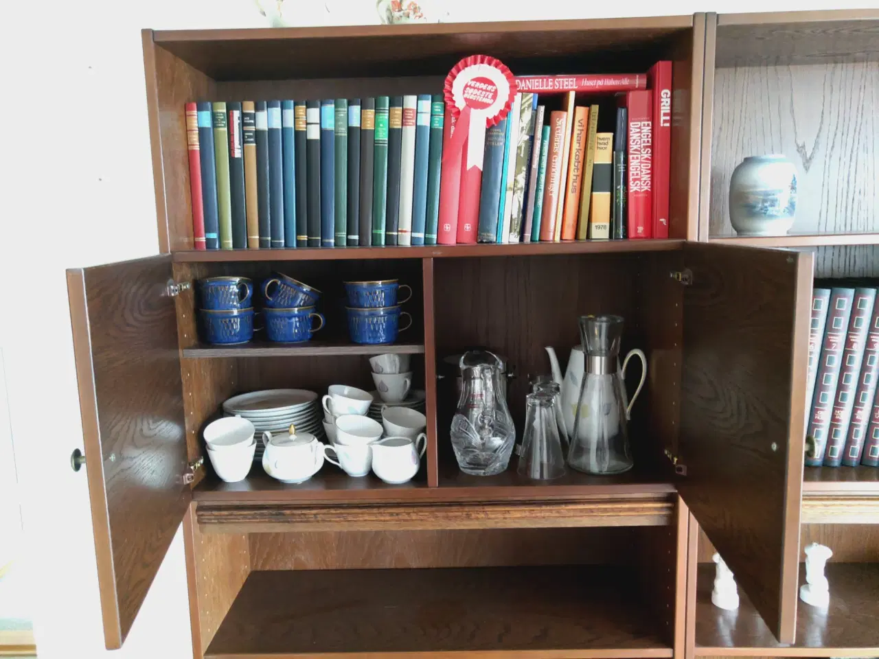 Billede 3 - Reol vægskab brun træ med hylder og skabe