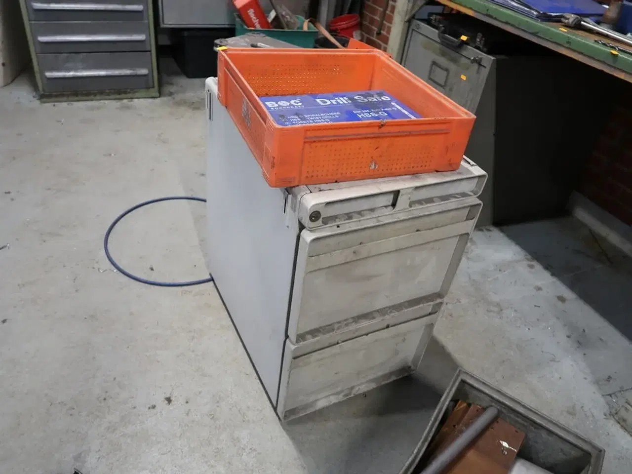 Billede 2 - Sortimentsskab med div. Bor