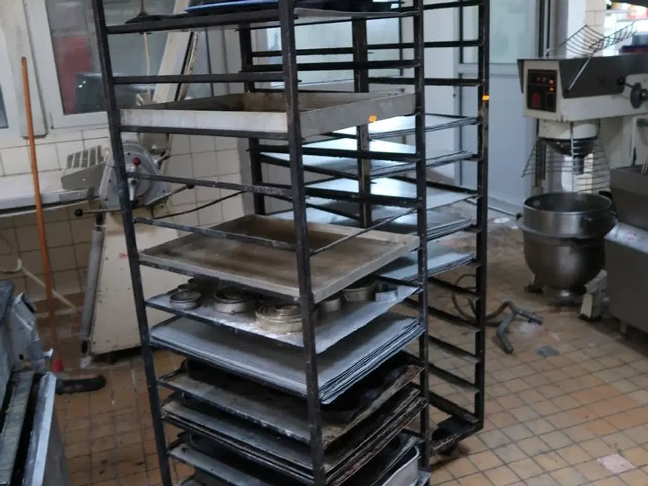 Billede 1 - 2 stk. stikvogne med div. Bageplader og forme