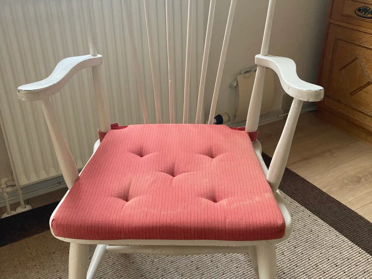 Billede 15 - Hvid træstol med armlæn