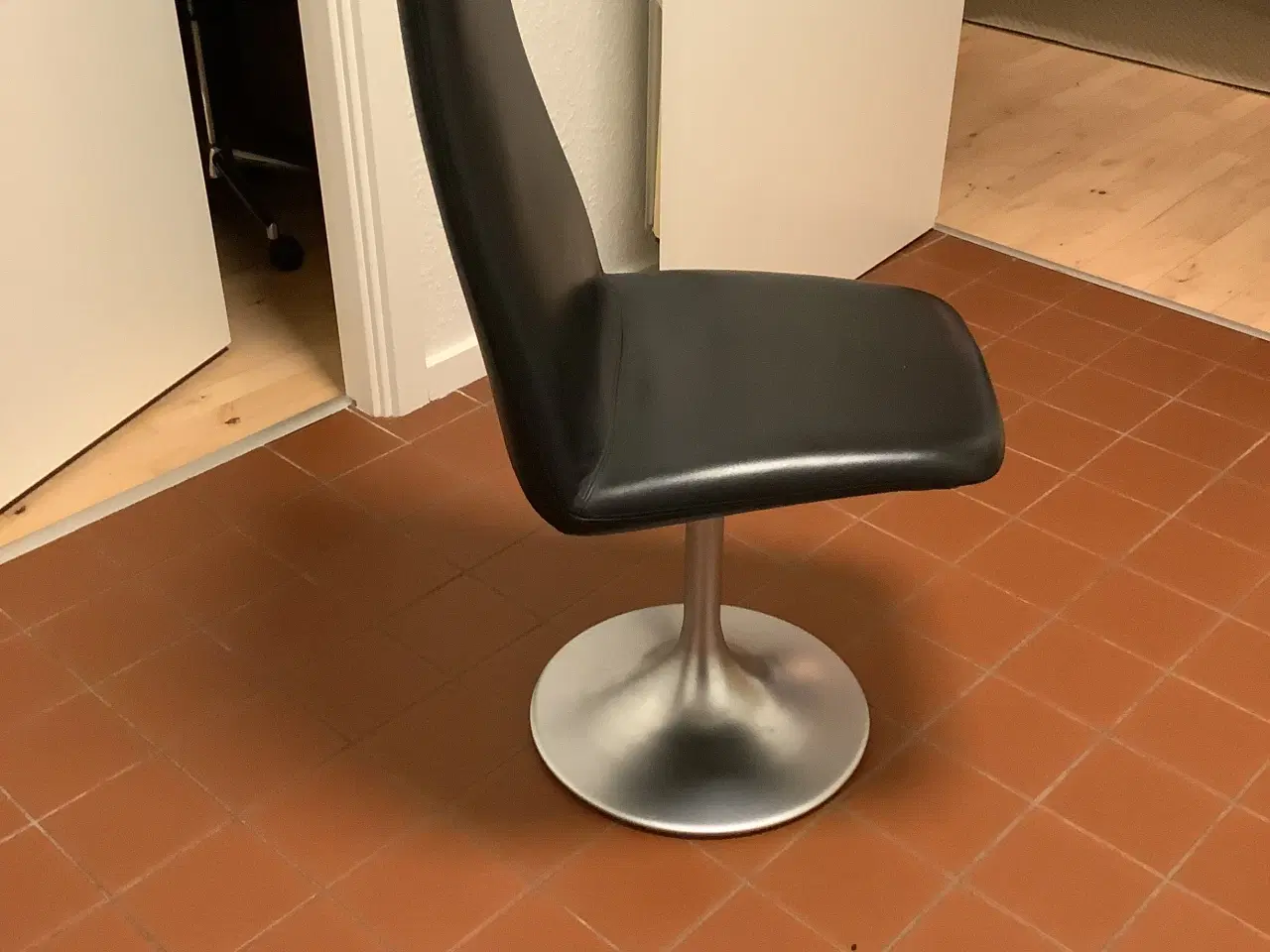 Billede 3 - VIGGEN Spisbordsstole/ konferencestole.