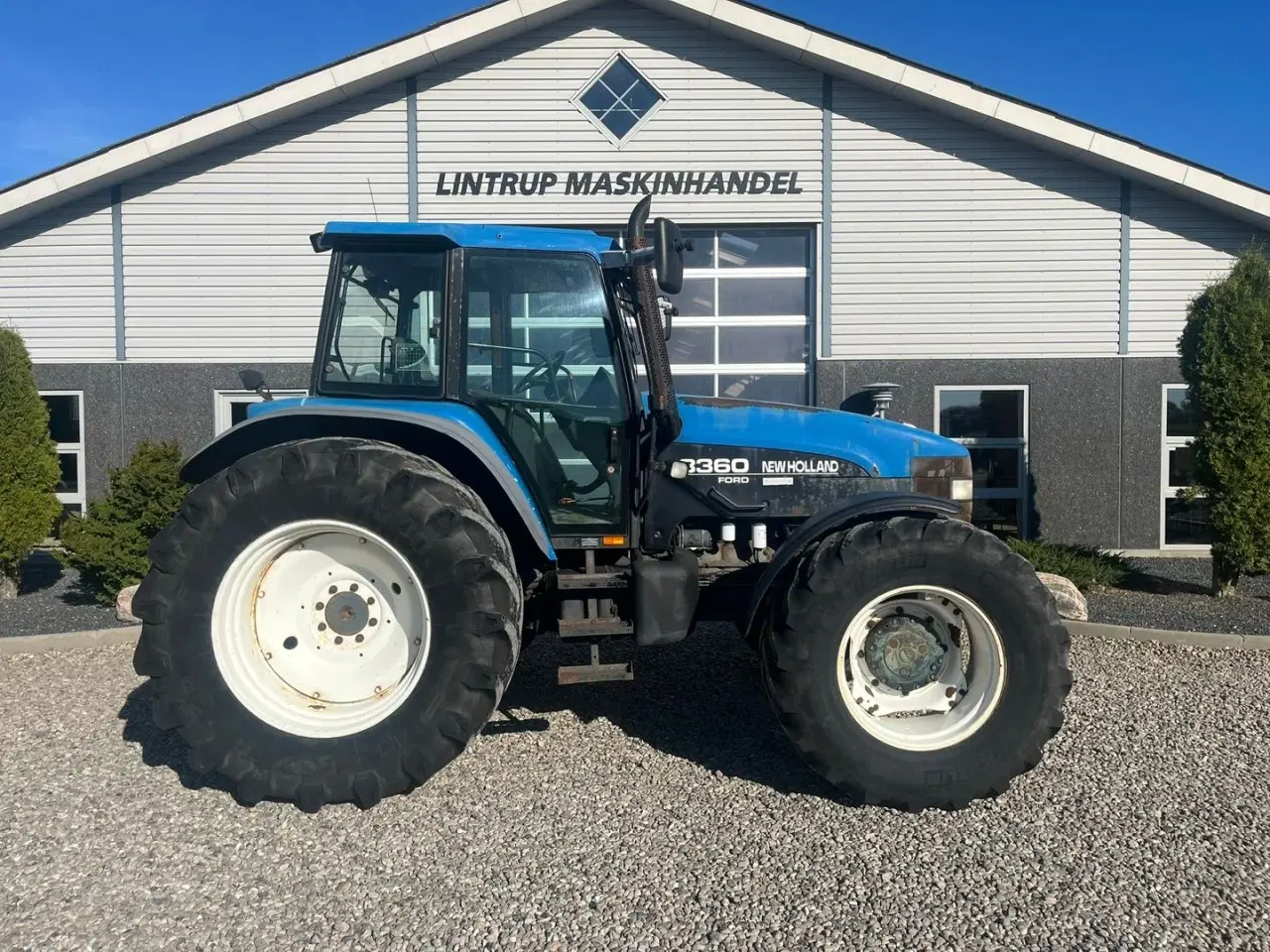 Billede 11 - New Holland 8360 med 4stk fabriksnye dæk til.  Super stærk traktor.