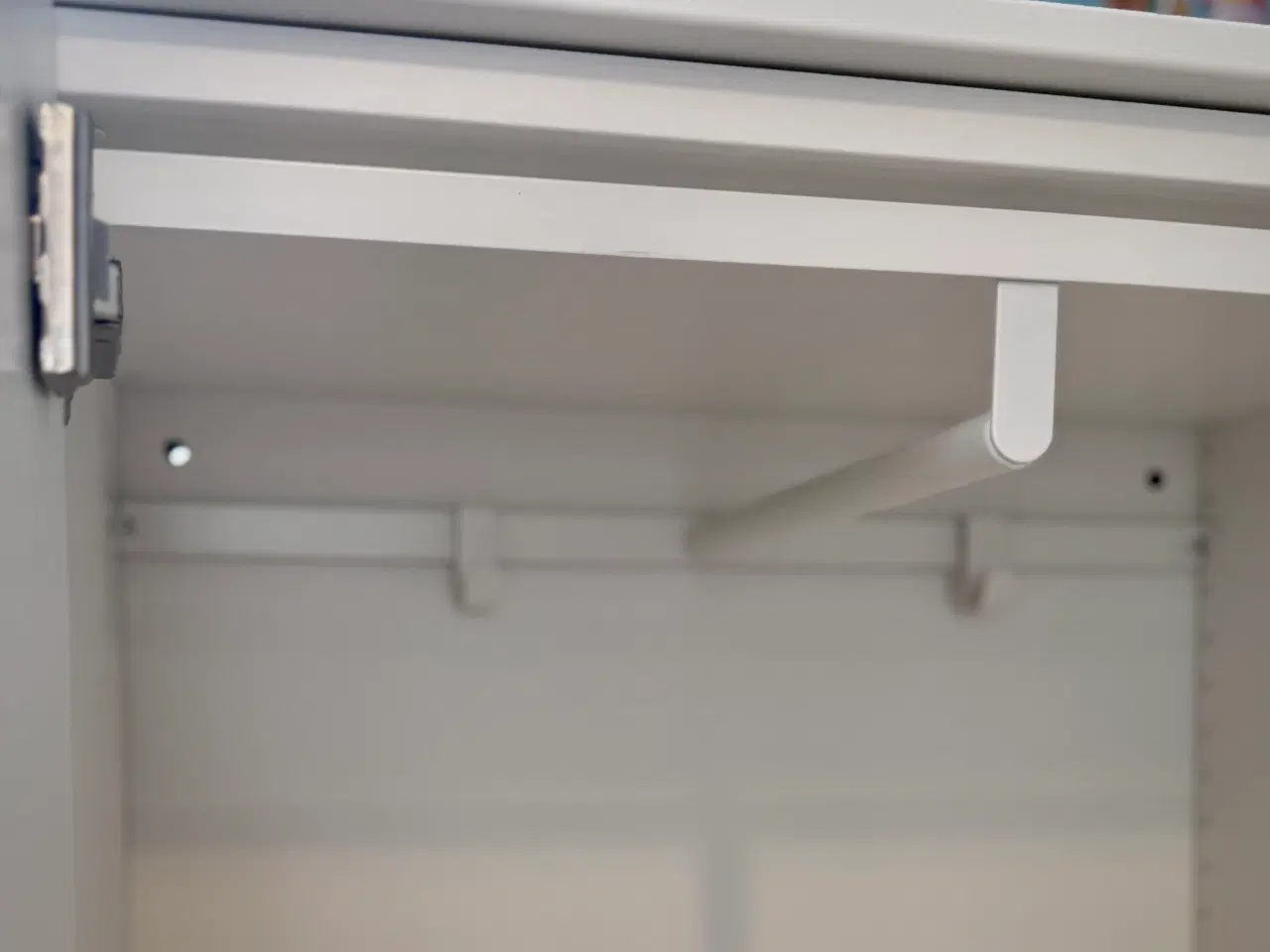 Billede 3 - Næsten nyt børneskab med bøjlestang