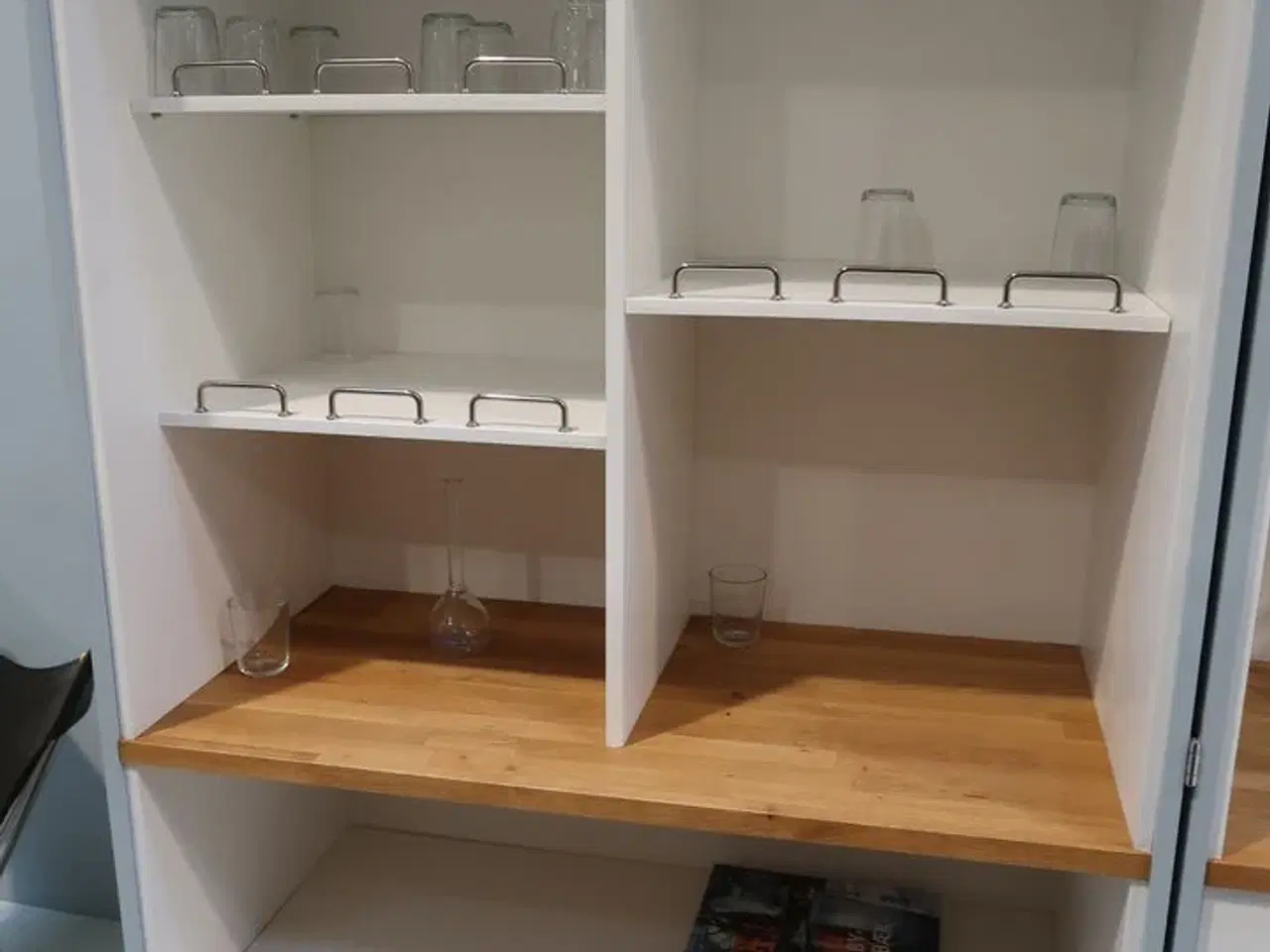 Billede 2 - 2 stk. sammenfoldelige køkkenmoduler på hjul, med vanddispenser, tappehaner m.m.