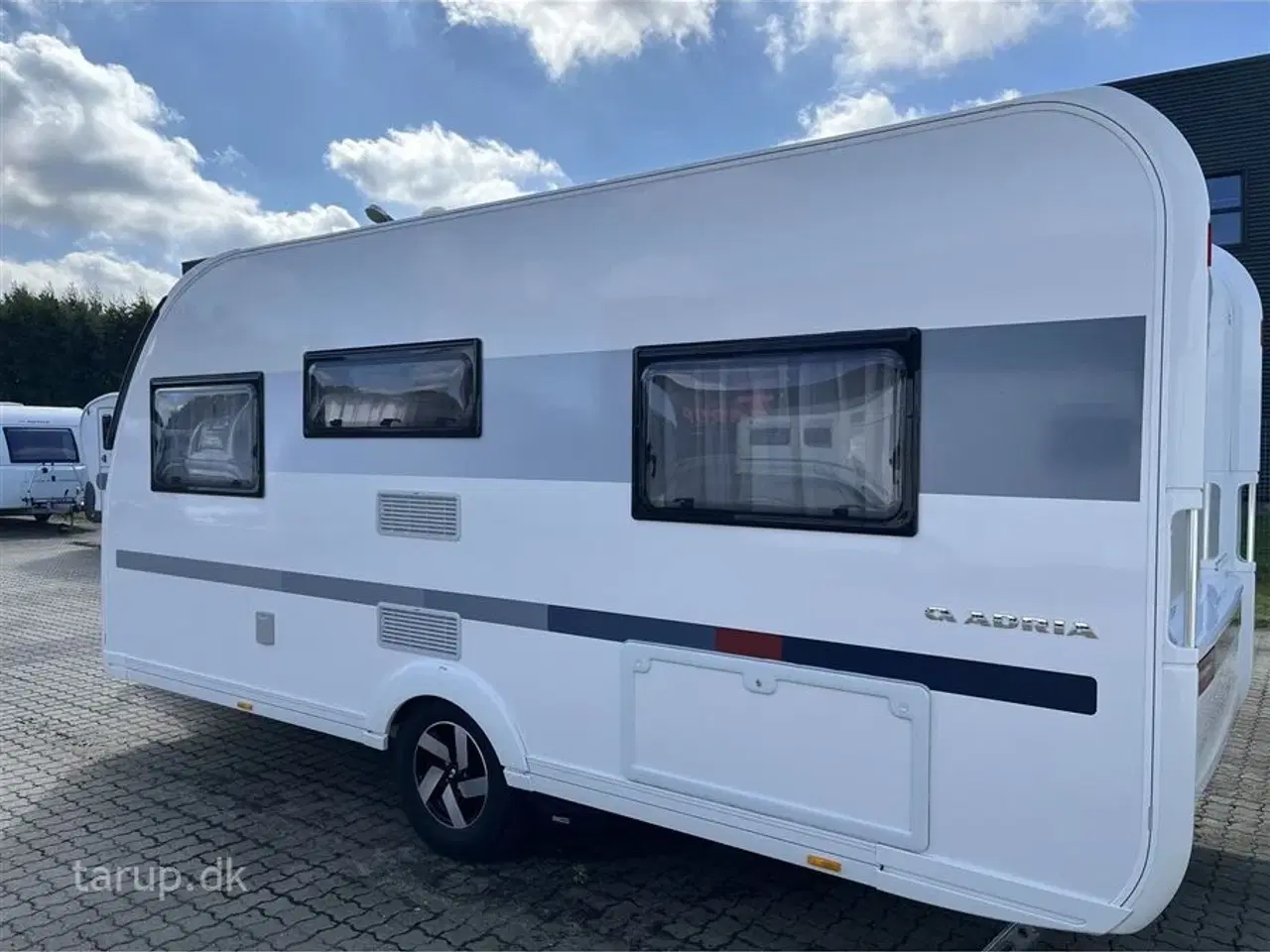 Billede 4 - 2023 - Adria Adora 472 UP   Fortelt: Isabella Commodore Coast, Enduro aut. mover m/ lithium batteri, rundsiddegruppe, køleskab, bruser, panoramavindue, fransk dobbeltseng