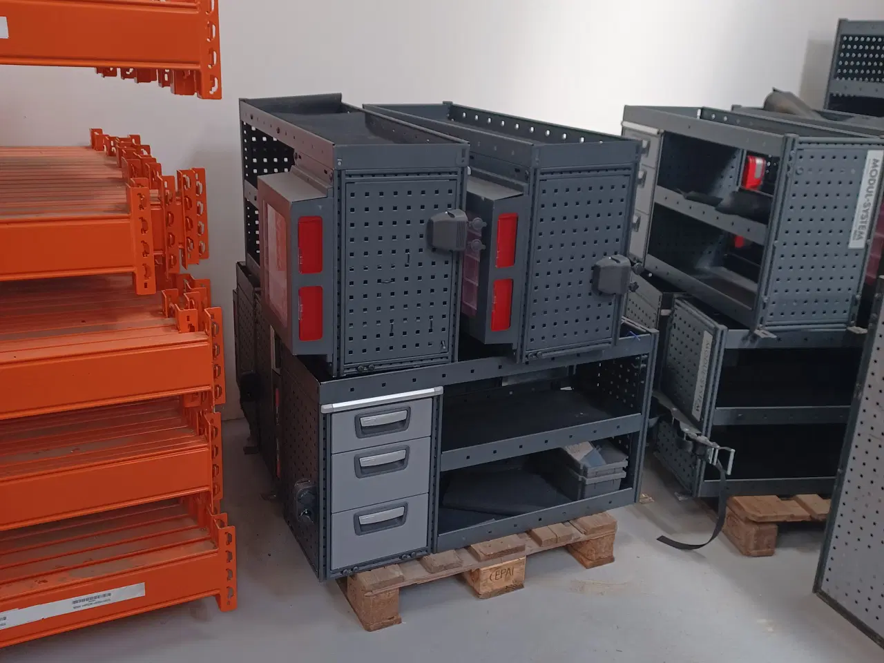 Billede 2 - varebil reoler på lageret