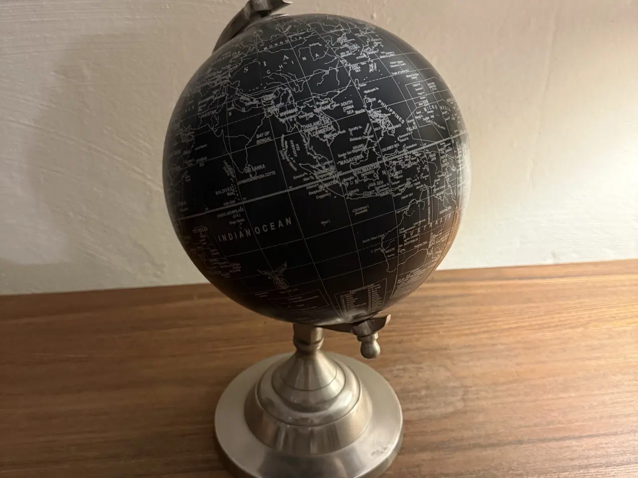 Billede 1 - Dekorativ globus – sort med metalfod (retro/klassi