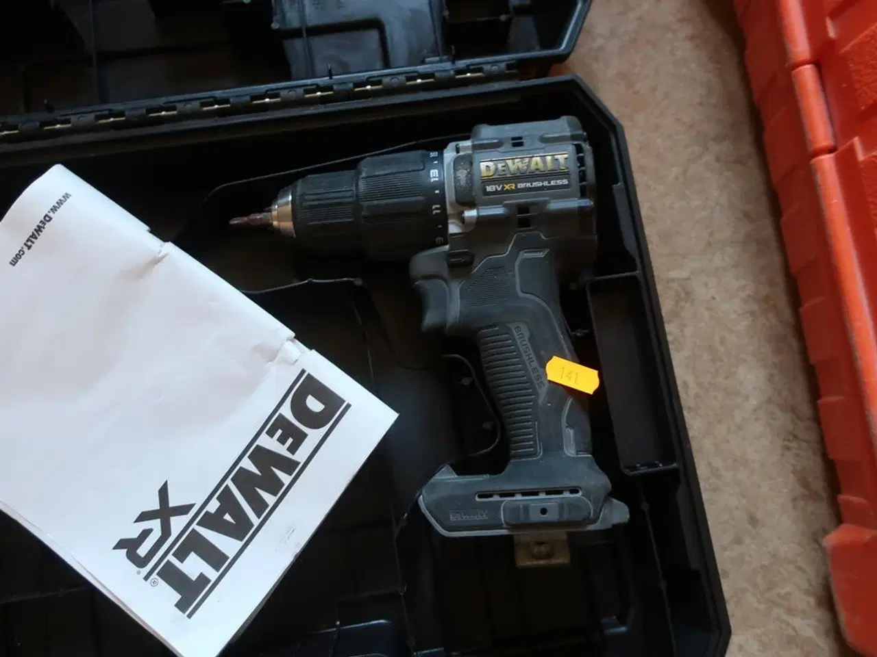 Billede 5 - 3 stk. akku bore/skruemaskiner DEWALT med 2 stk. batterier og 2 stk. ladere
