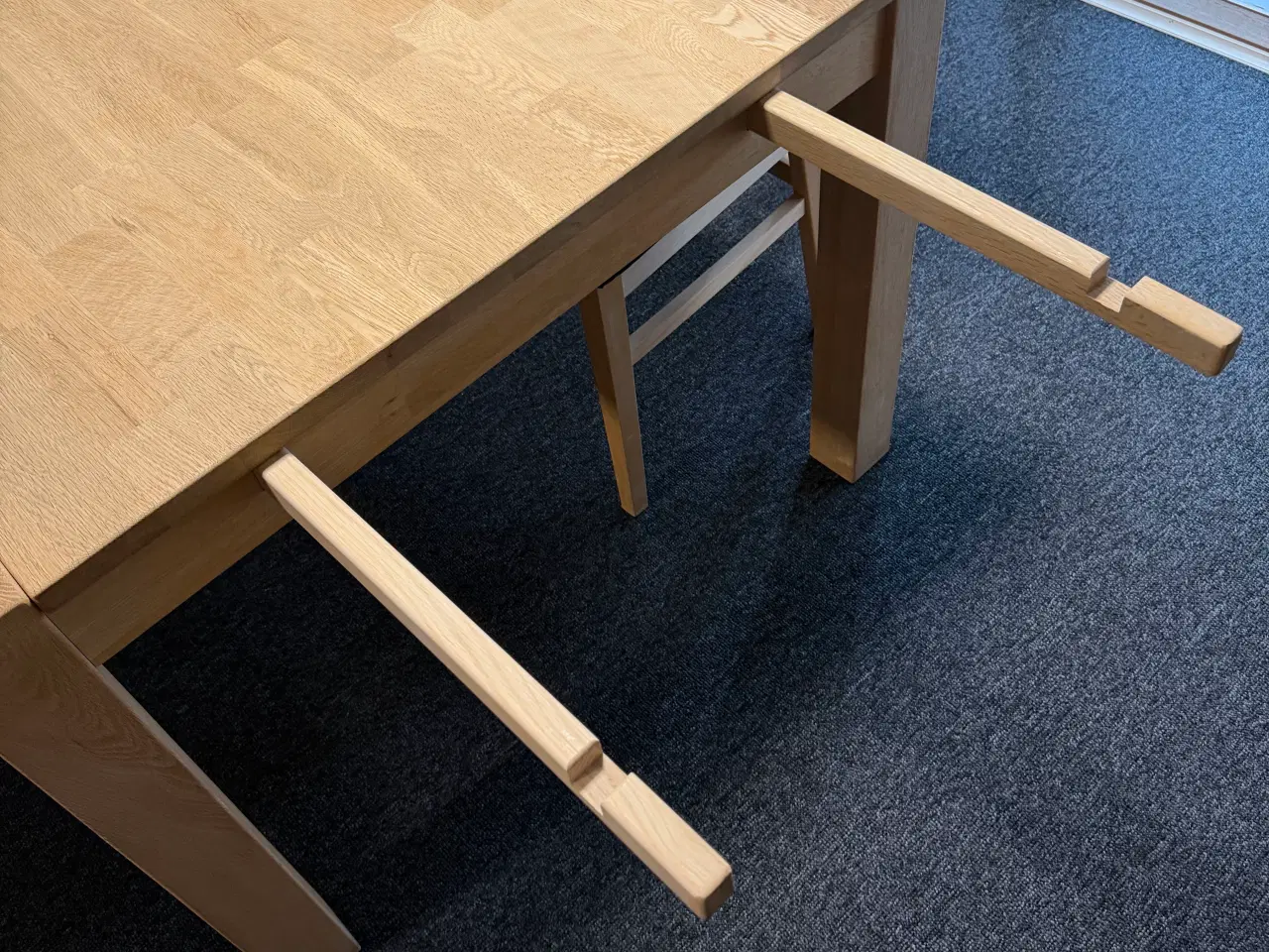 Billede 1 - Solidt spisebord med 6 stole