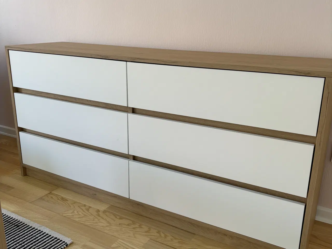 Billede 1 - Kommode i træ med hvide skuffer