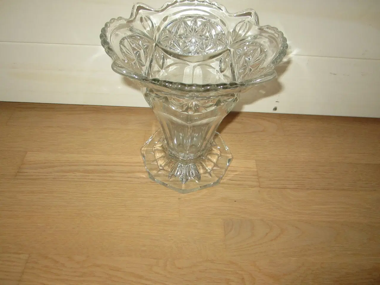 Billede 2 - Flot gammel glasvase med 8 kantet fod