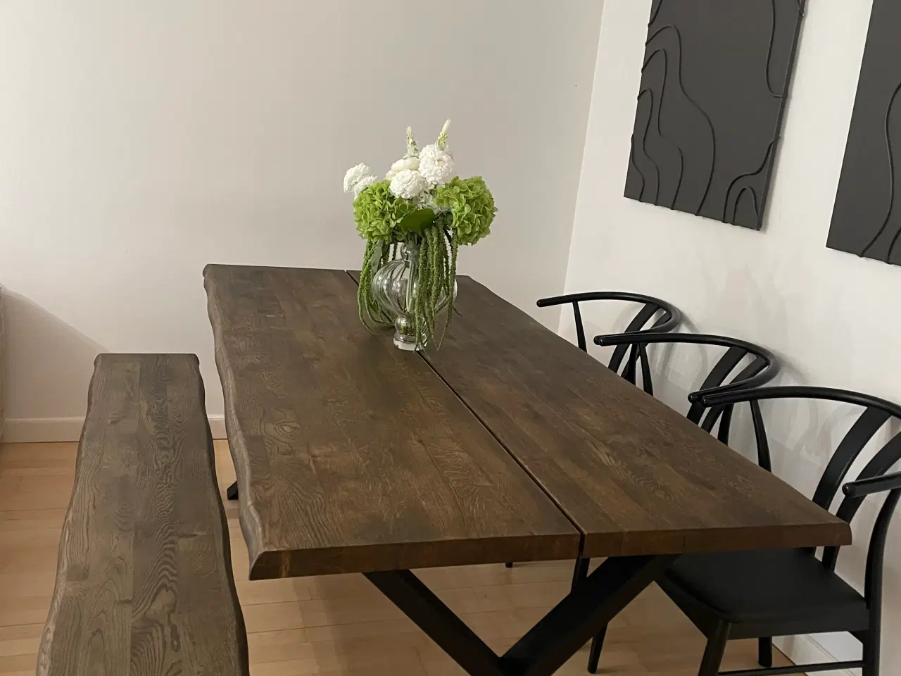 Billede 3 - Plankebord med tilhørende bænk og 3 stole