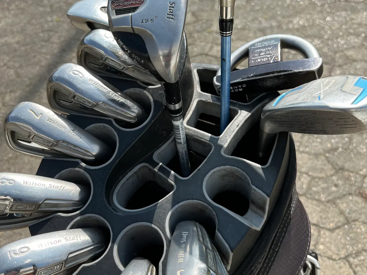 Billede 1 - Golf sæt .  Wilson Staff og golfbags .