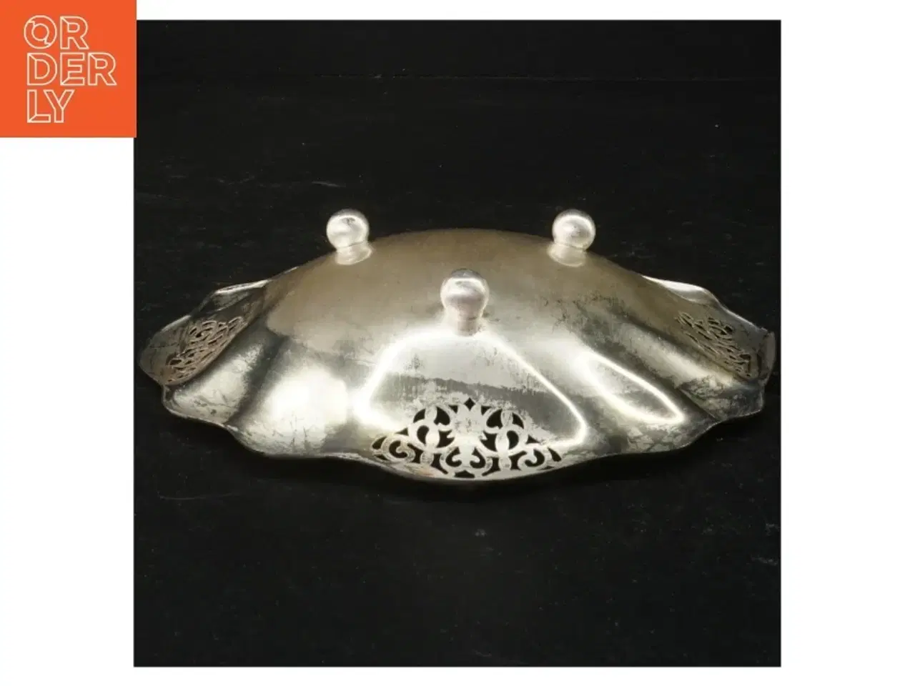 Billede 2 - Sølvfarvet bakke med udsmykninger (str. Ø 20 cm)