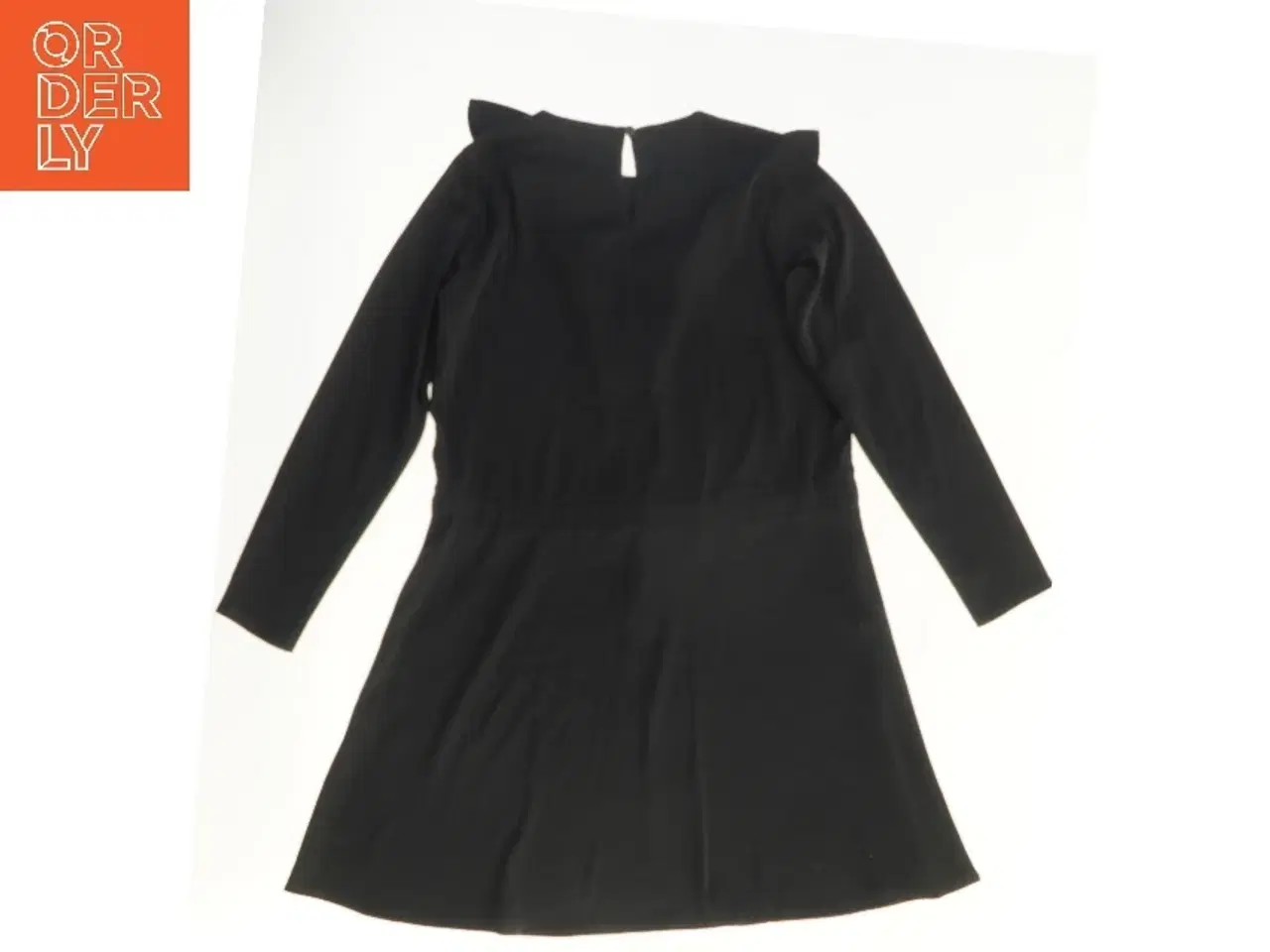 Billede 1 - Sort kjole med lange ærmer og flæsedetaljer fra Sofie Schnoor (str. 152)