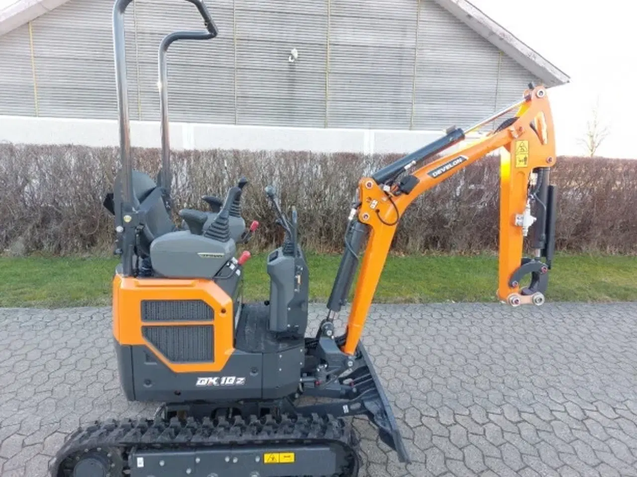 Billede 1 - Fabriksny Develon DX10-7 med 3 stk. skovle og mekanisk hurtigskifte