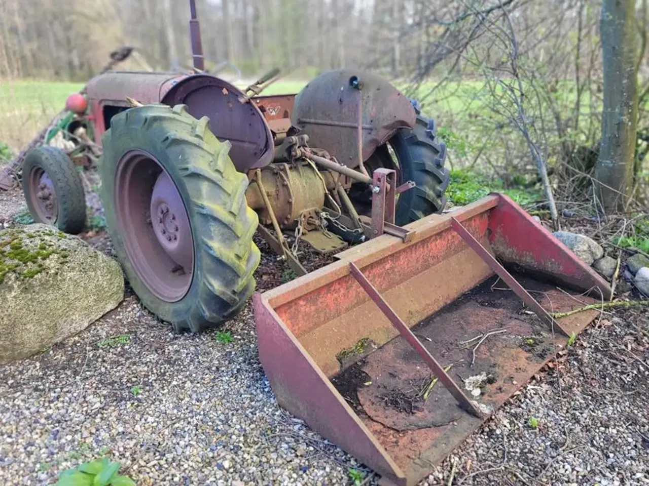 Billede 2 - Gammel rød traktor med lidt redskaber