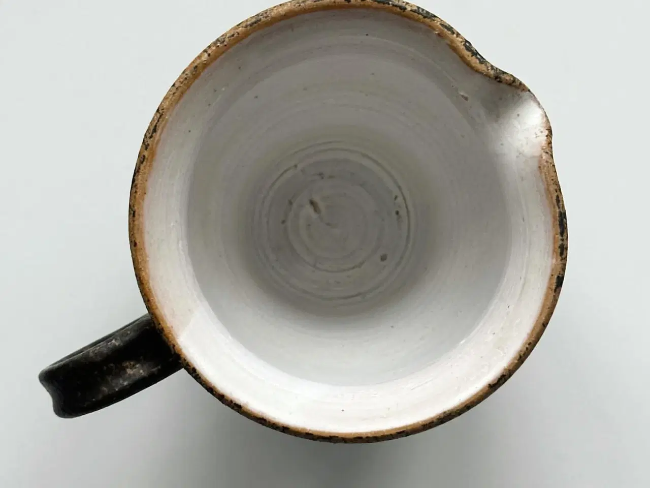 Billede 3 - Keramik, brun m sorte prikker, NB