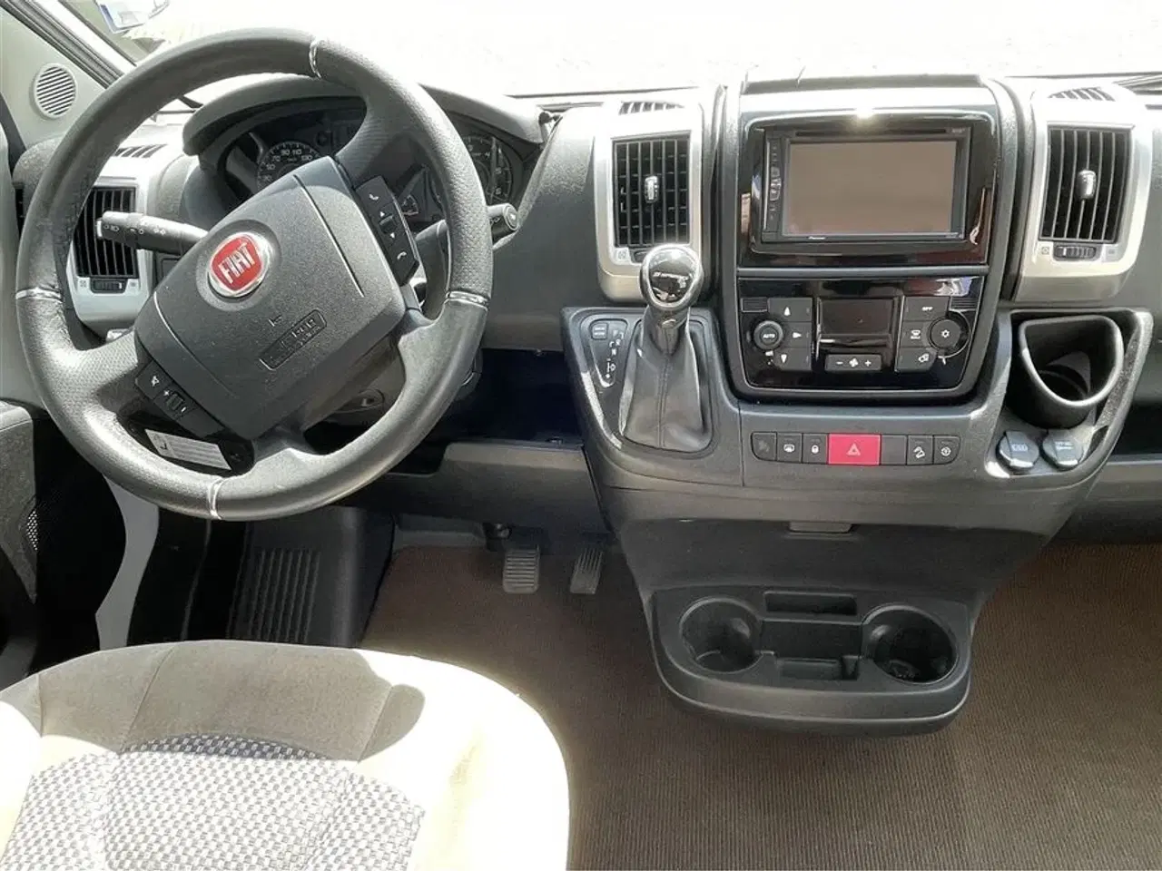 Billede 16 - 2020 - Carthago premium van 640 LE   Luksusvan, 140Hk   9-trins Automatgear, enkeltsenge, alufælge, navigation, træk