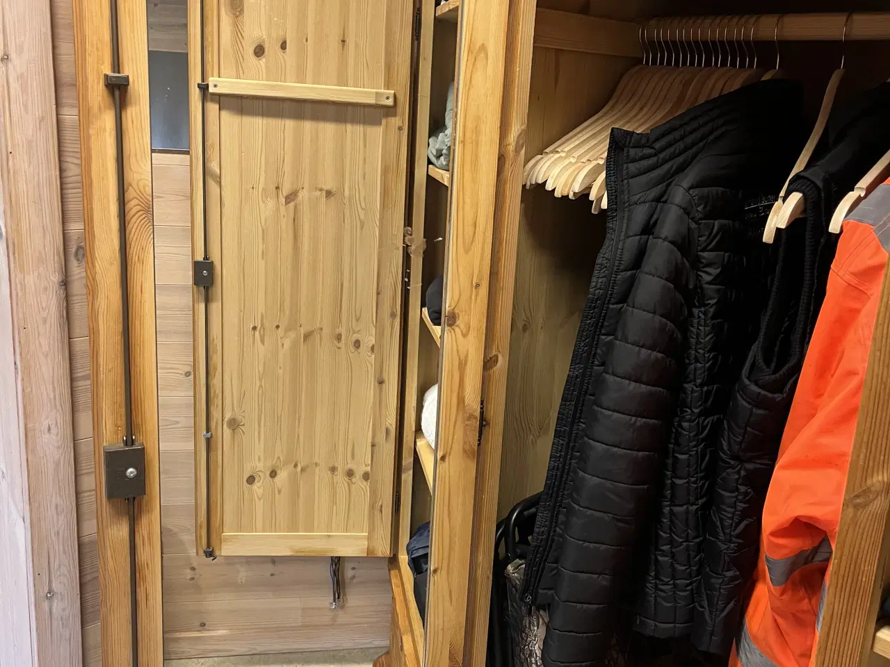 Billede 4 - Antikt karlekammerskab