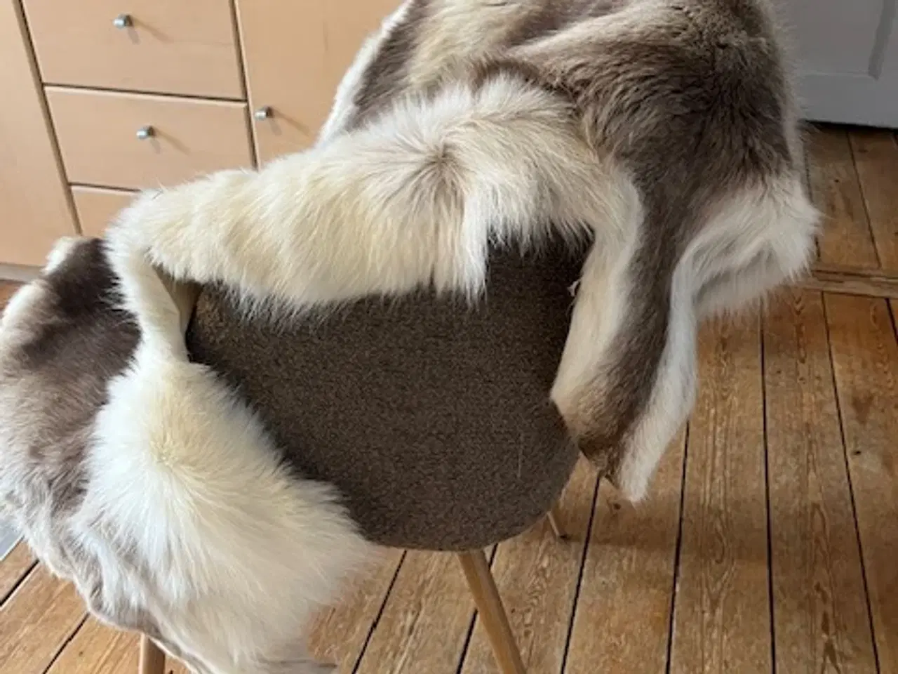 Billede 2 - Smukt og naturligt rensdyrskind – 110 x 110 cm