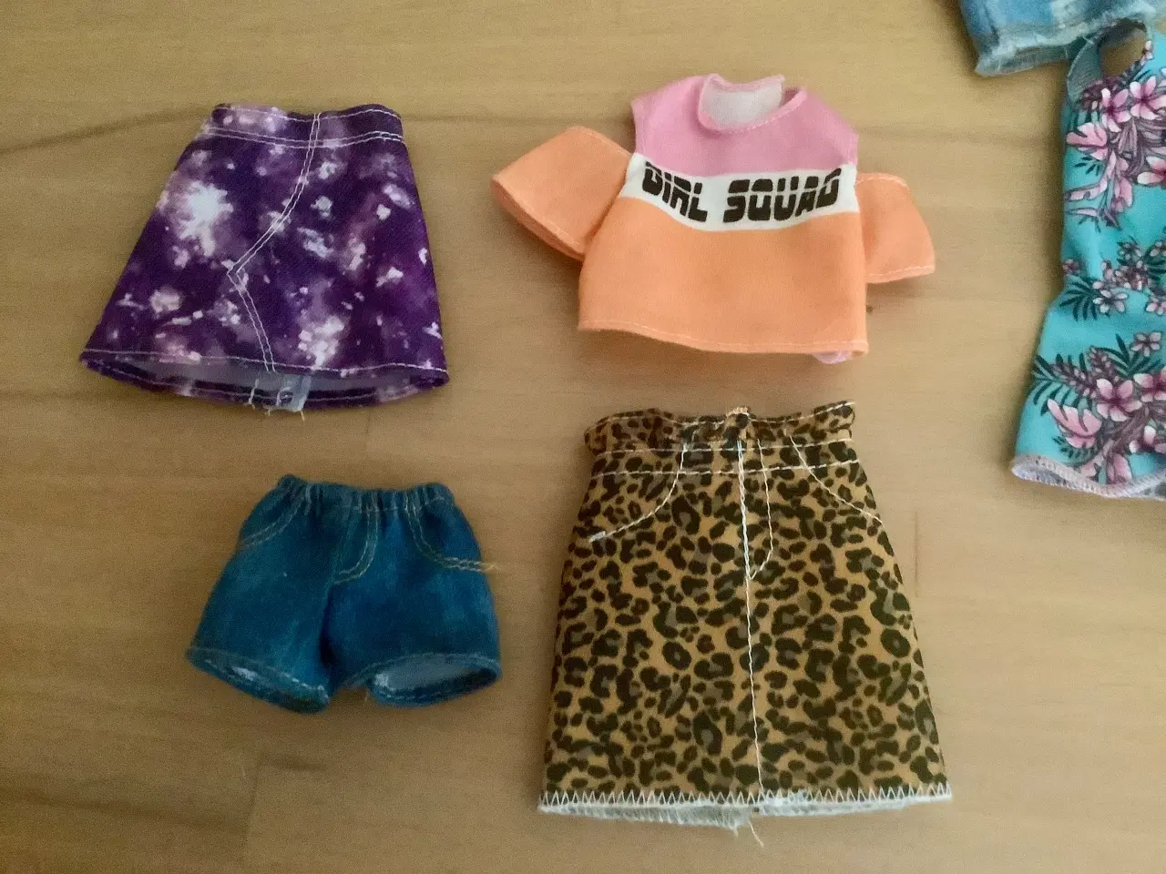 Billede 5 - Barbie tøj. Prisen er for det hele.