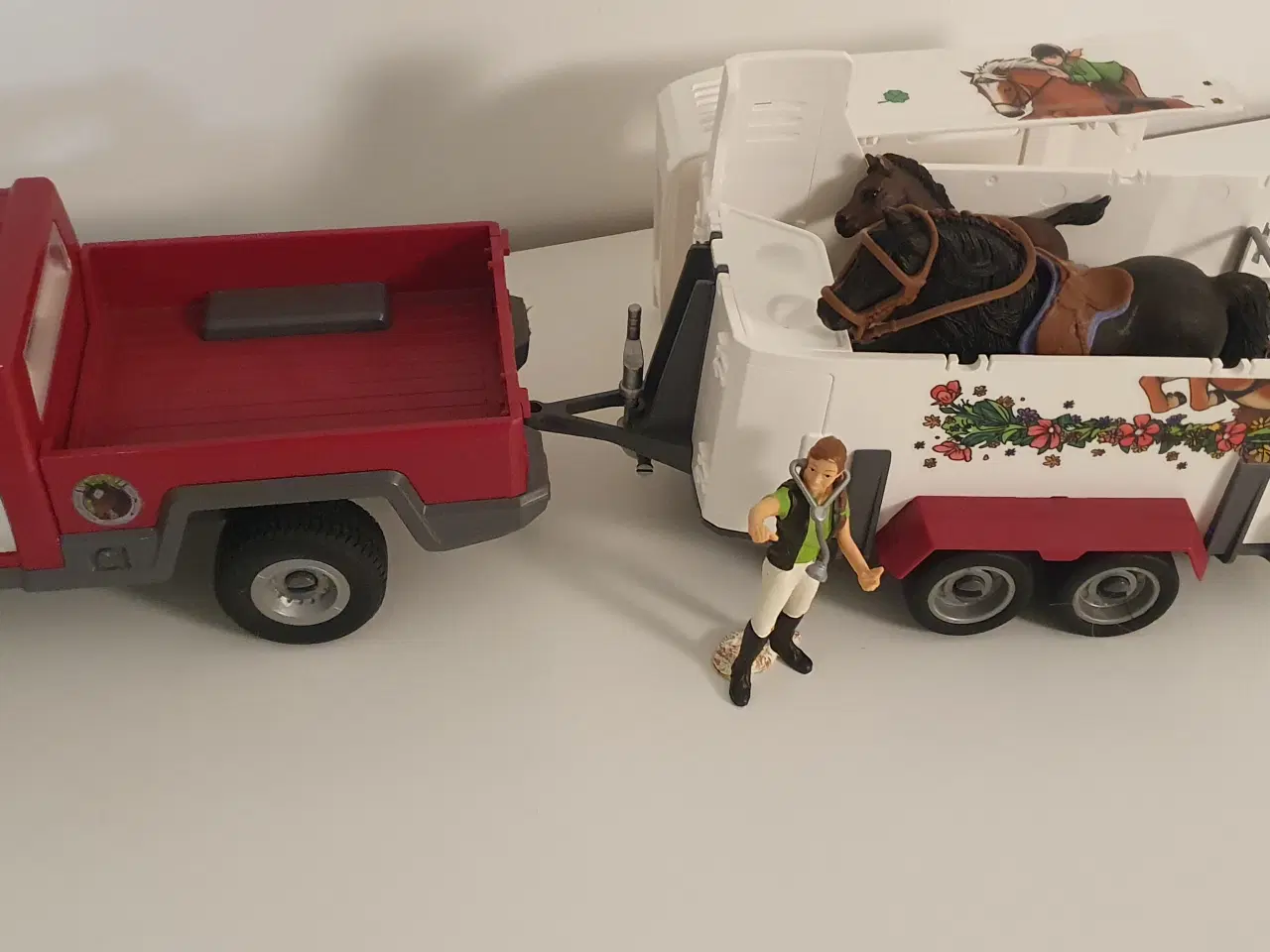 Billede 2 - Schleich bil med hestetrailer med tilbehør. 