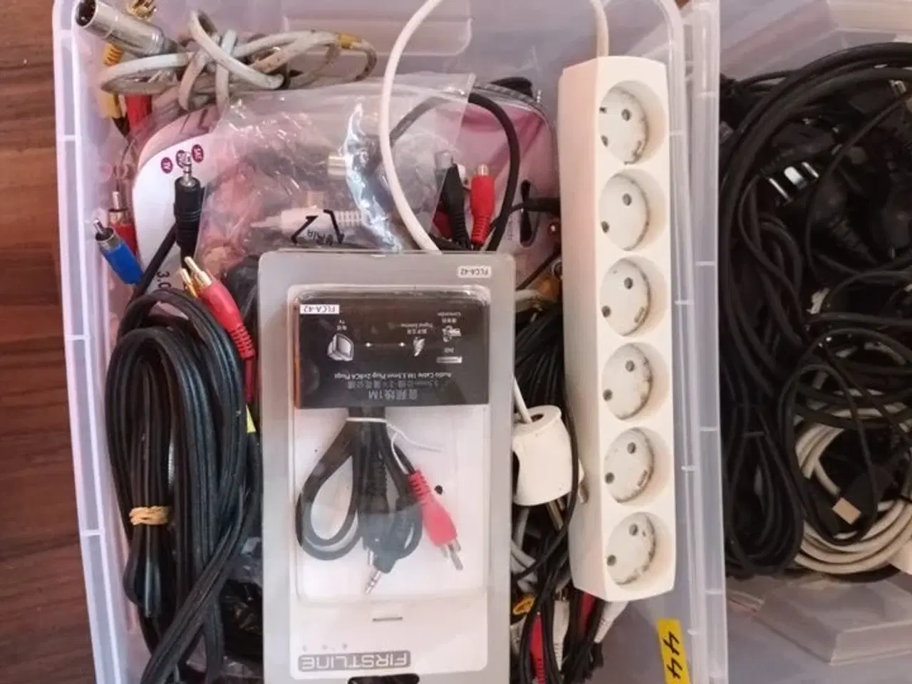 Billede 2 - 2 kasser Div. Kabler til AV udstyr og PC