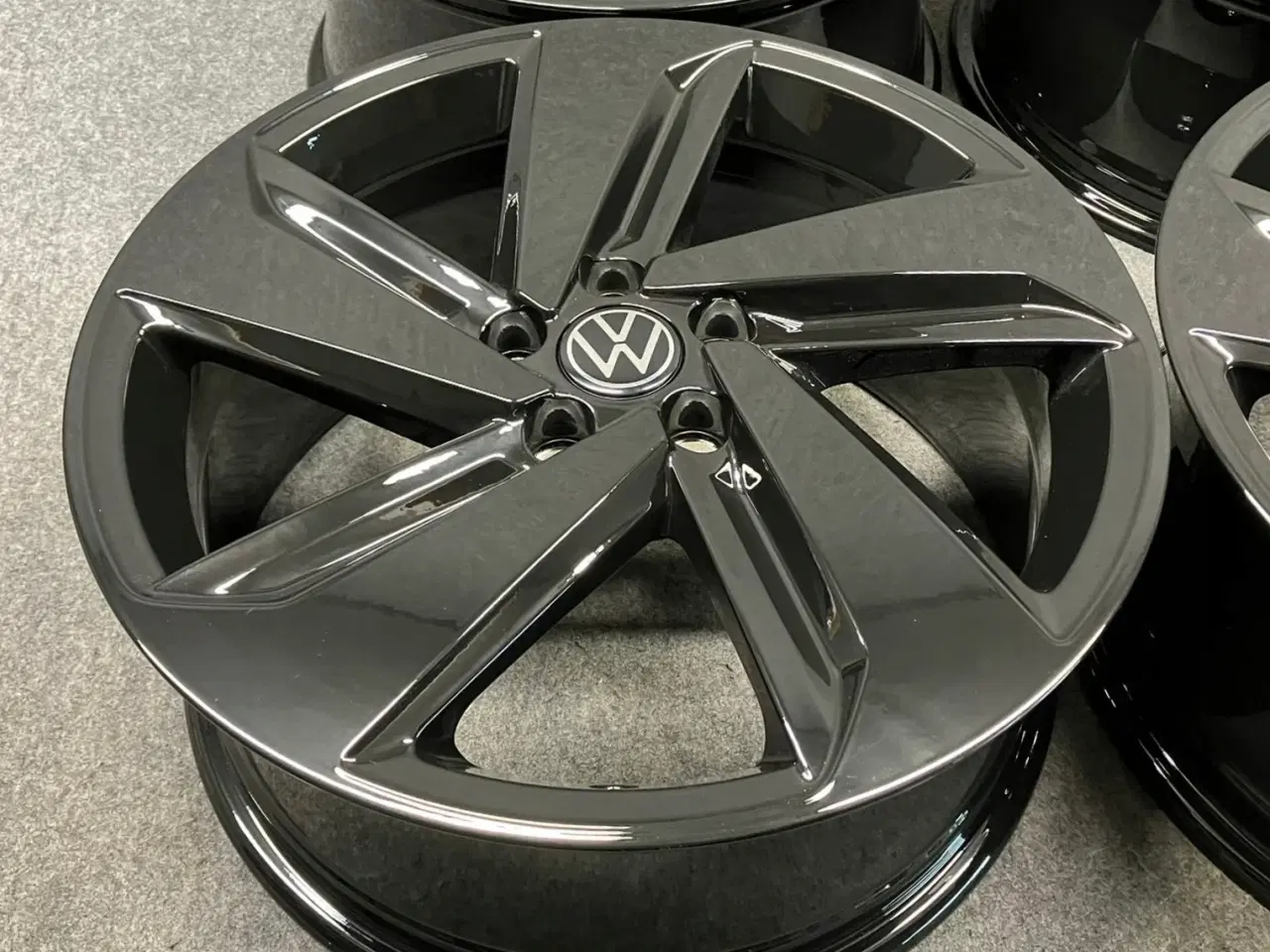 Billede 4 - ALUFÆLGE VW POLO MILTON 2G0 17"