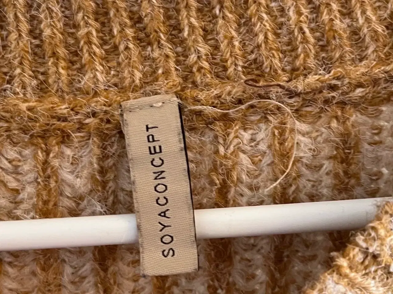 Billede 3 - Karrygul sweater fra Soyaconcept