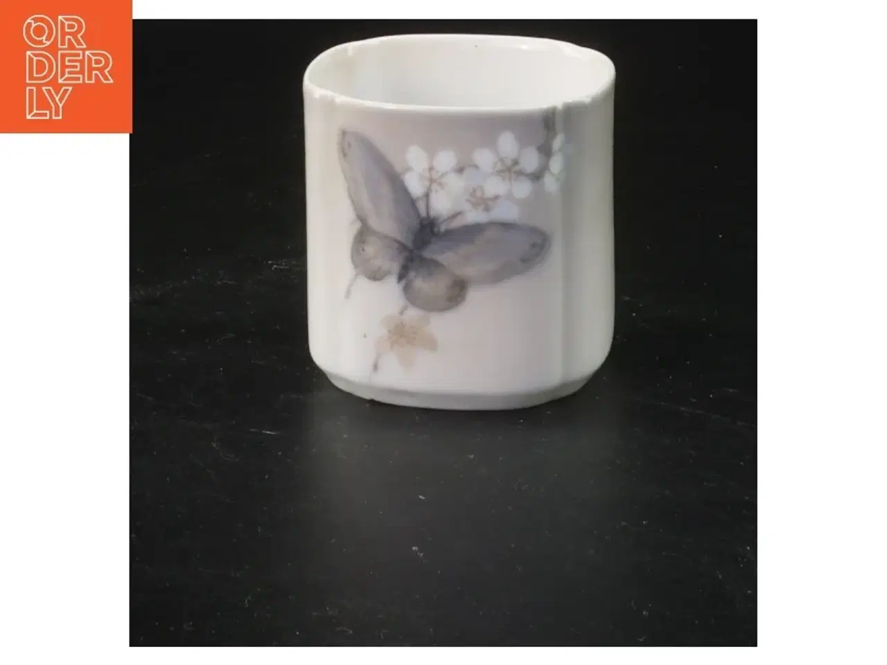 Billede 1 - Porcelæn krus med sommerfugle fra Royal Copenhagen (str. 6x5,5 cm)
