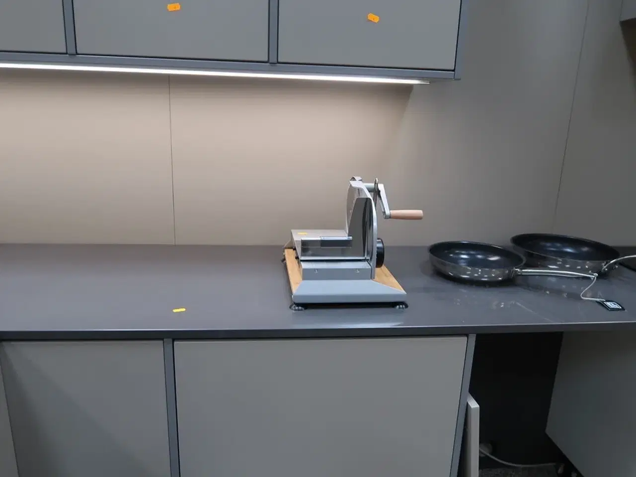 Billede 28 - Køkken NORDANRO uden hårdehvidearer/armatur med stenbordplade SILESTONE