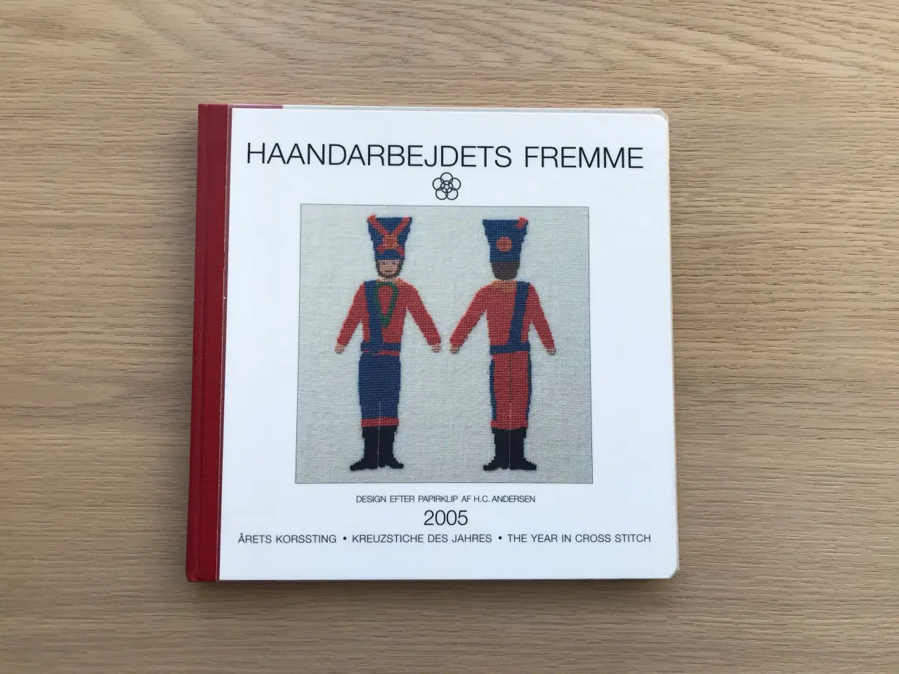 Billede 1 - Haandarbejdets Fremme - Årets Korssting 2005