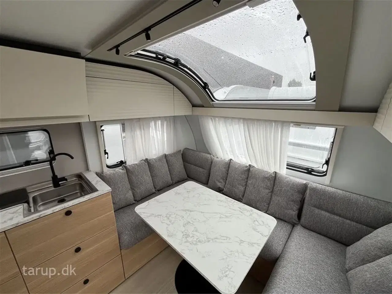 Billede 9 - 2026 - Adria Adora 613 UT   Fritstående dobbeltseng (Queens Bed), endebade-værelse, el-gulv-varme, panorama-vindue, Truma blæservarme, stort køleskab