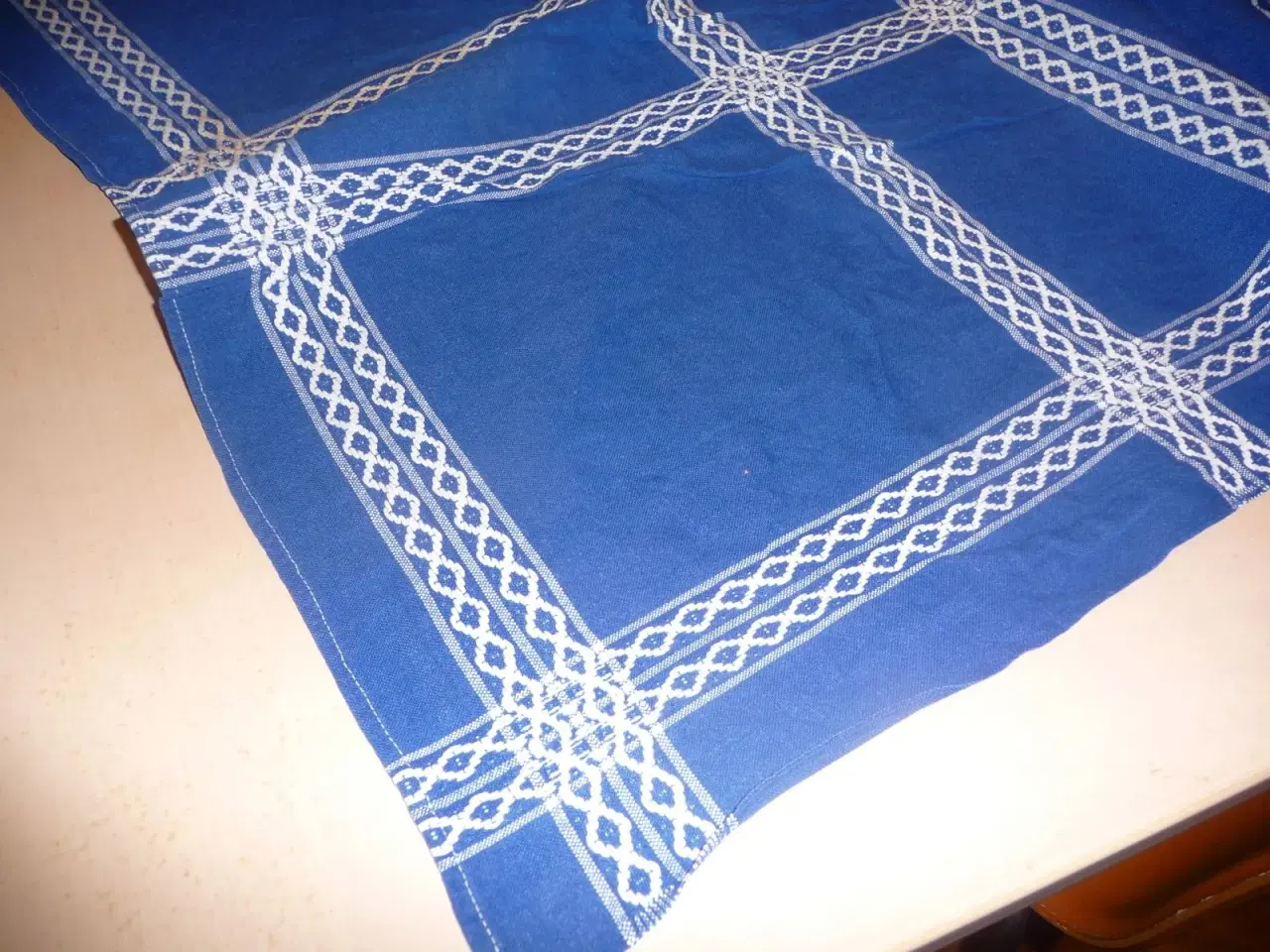 Billede 5 - gammel blå dug, med hvid mønstre