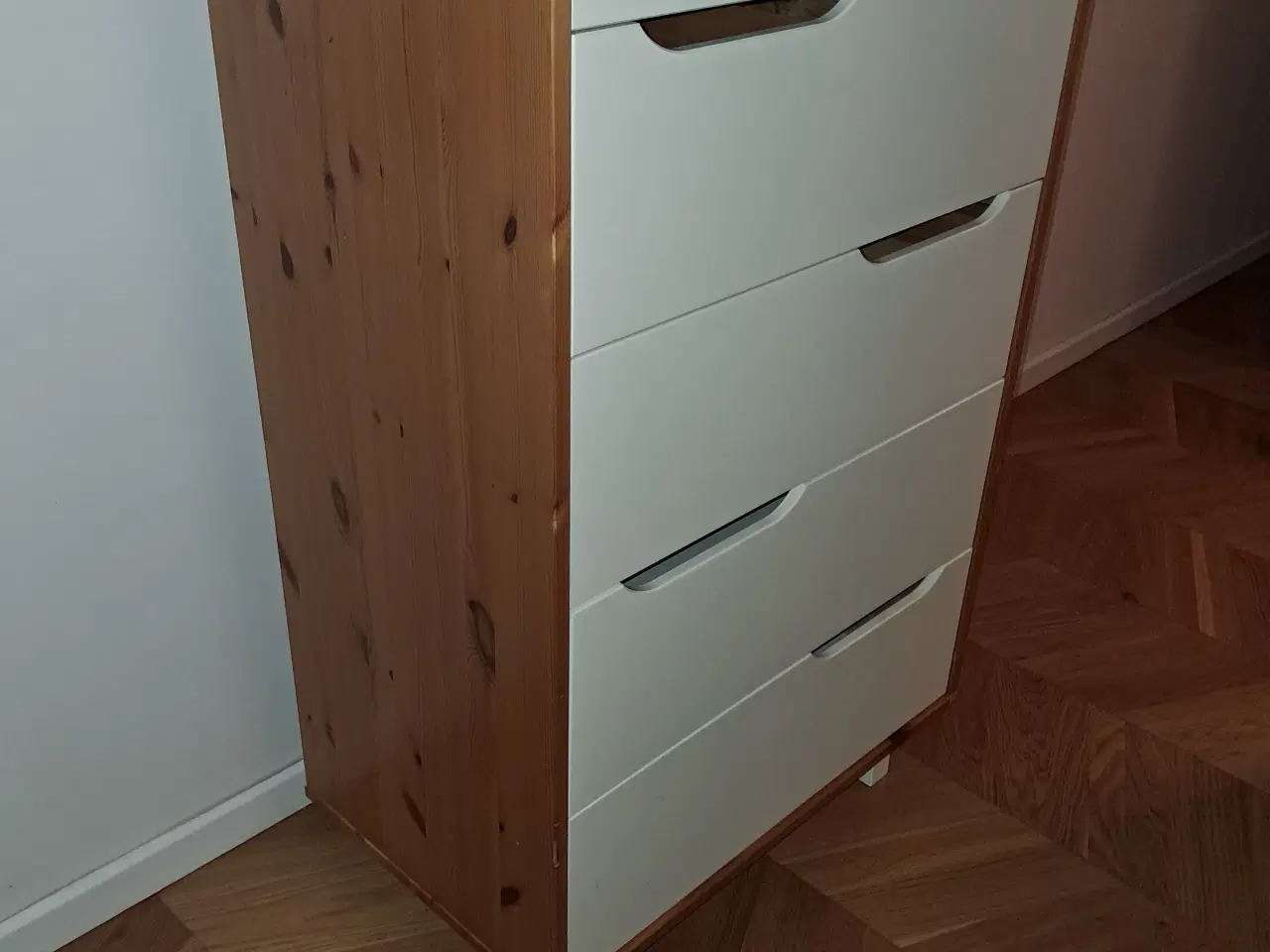 Billede 4 - Rummelig kommode - enkel og funktionel