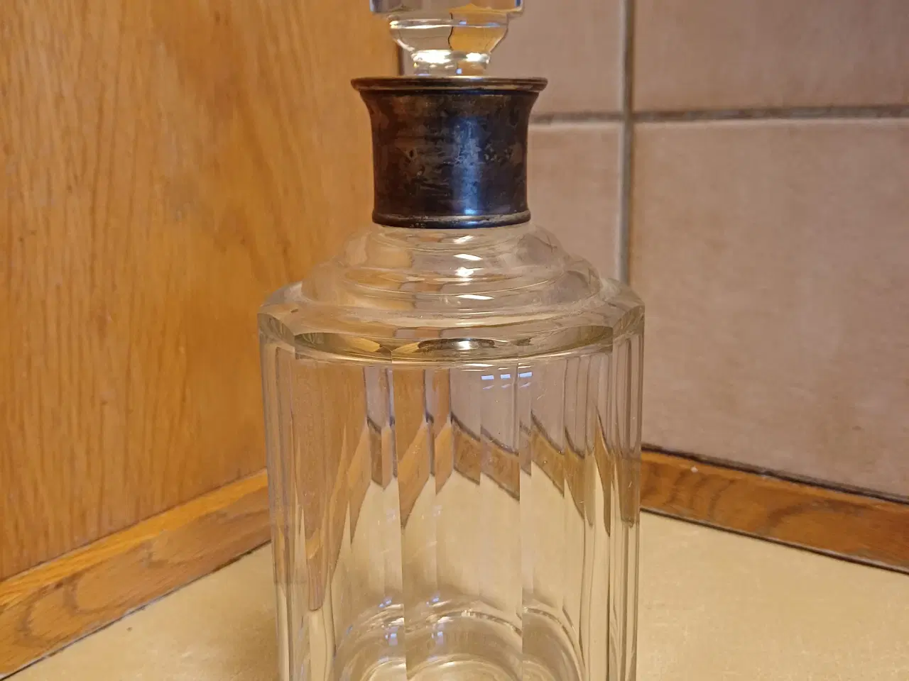 Billede 1 - Glas karaffel med mønster og tretårnet sølvkrave