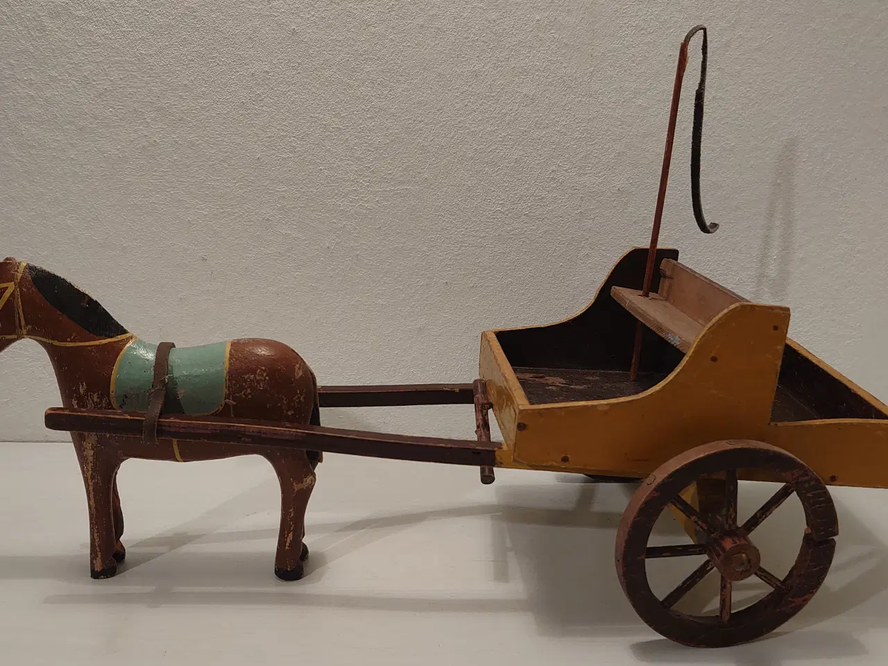 Billede 1 - Fængselslegetøj: Vogn med hest mm. Ca 1935. L 38cm