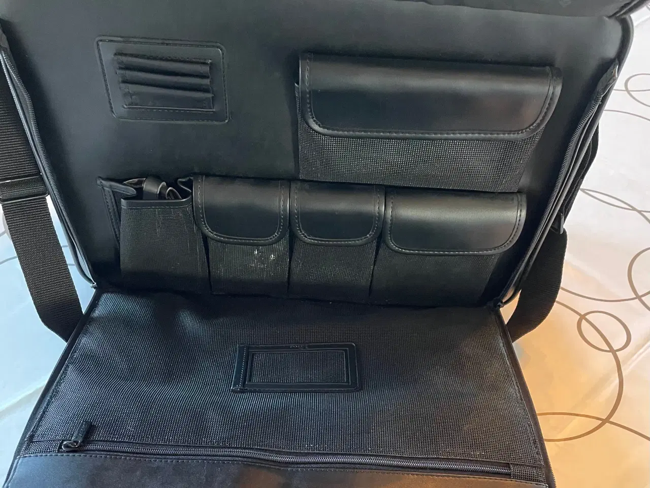 Billede 2 - Stor Targus PC taske sort læder