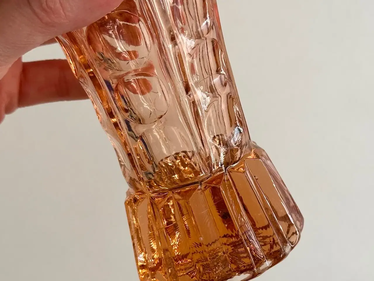 Billede 6 - Laksefarvet vase, presset glas
