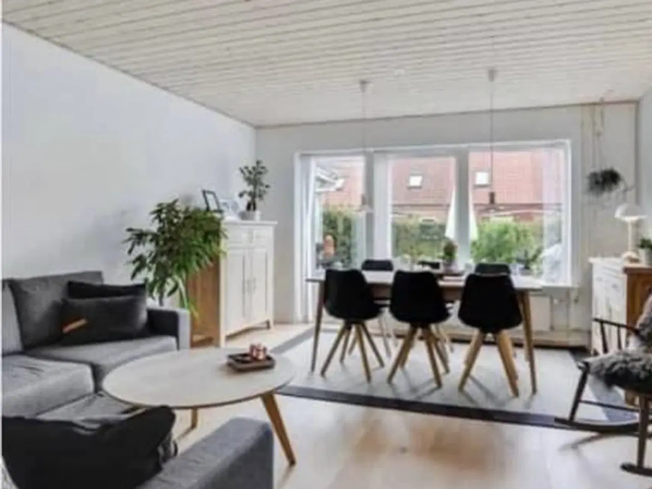 Billede 2 - Flyt direkte ind! Totalistandsat rækkehus i