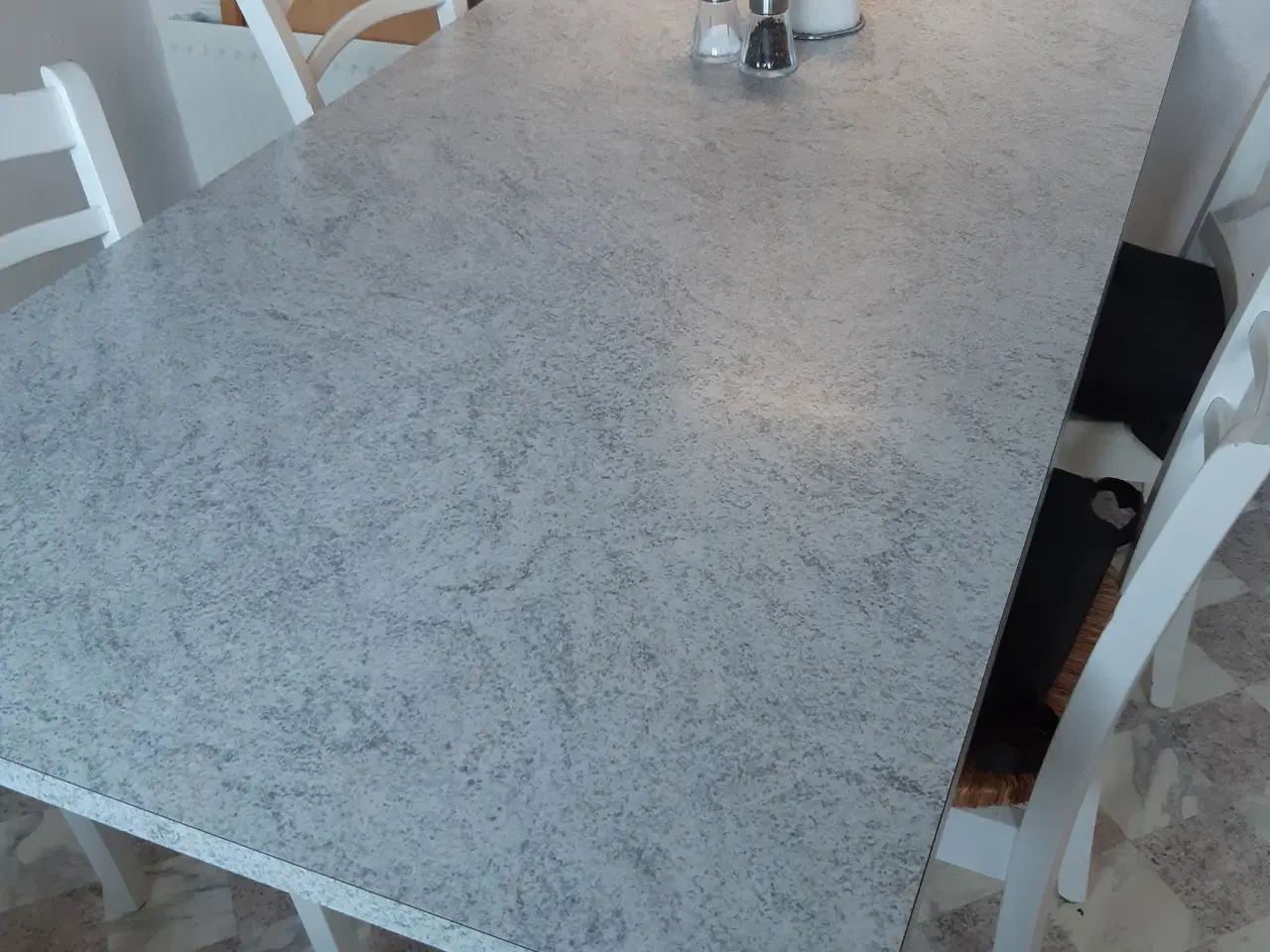 Billede 1 - Spisebord af speciallavet laminatbordplade