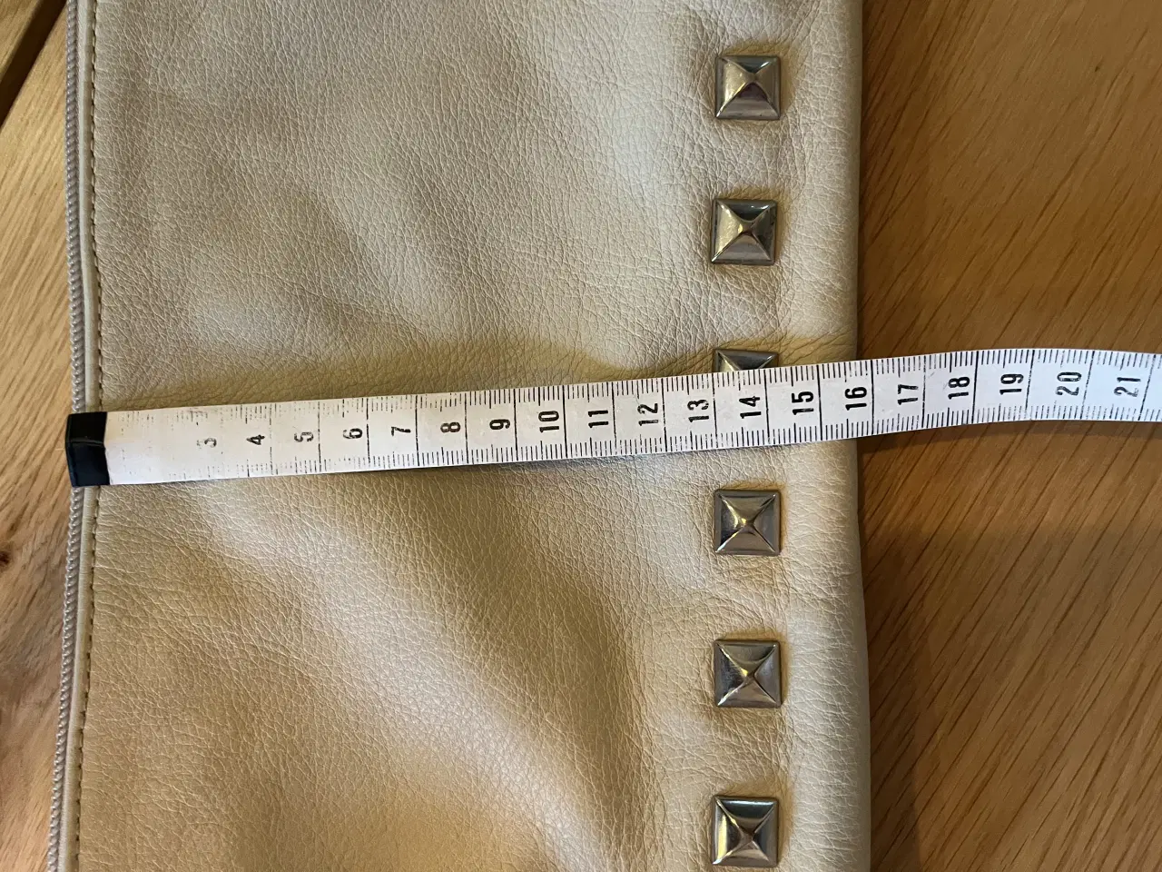 Billede 4 - Clutch med nitter.