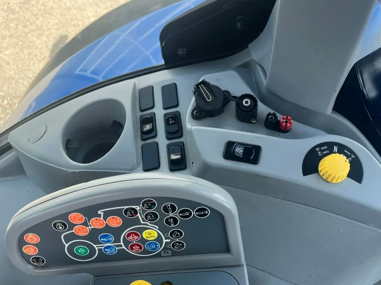 Billede 8 - New Holland T7.270 AC med frontlift og frontlæsser