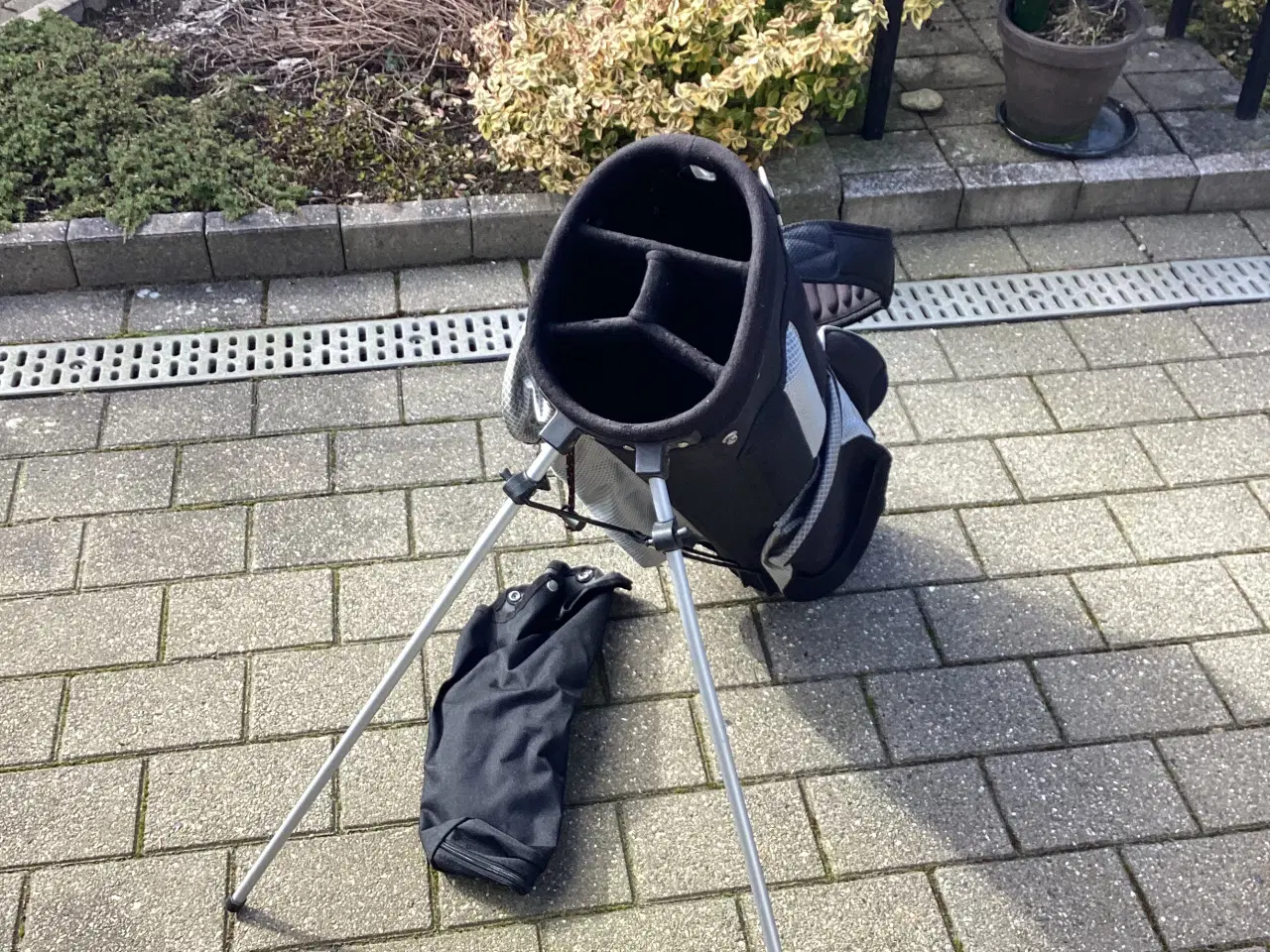 Billede 3 - Fin golfbære/Standbag m/topraincover