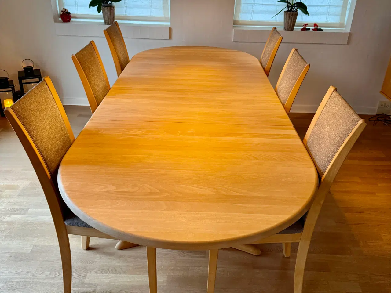 Billede 2 - Velholdt Skovby spisebord og stole sælges