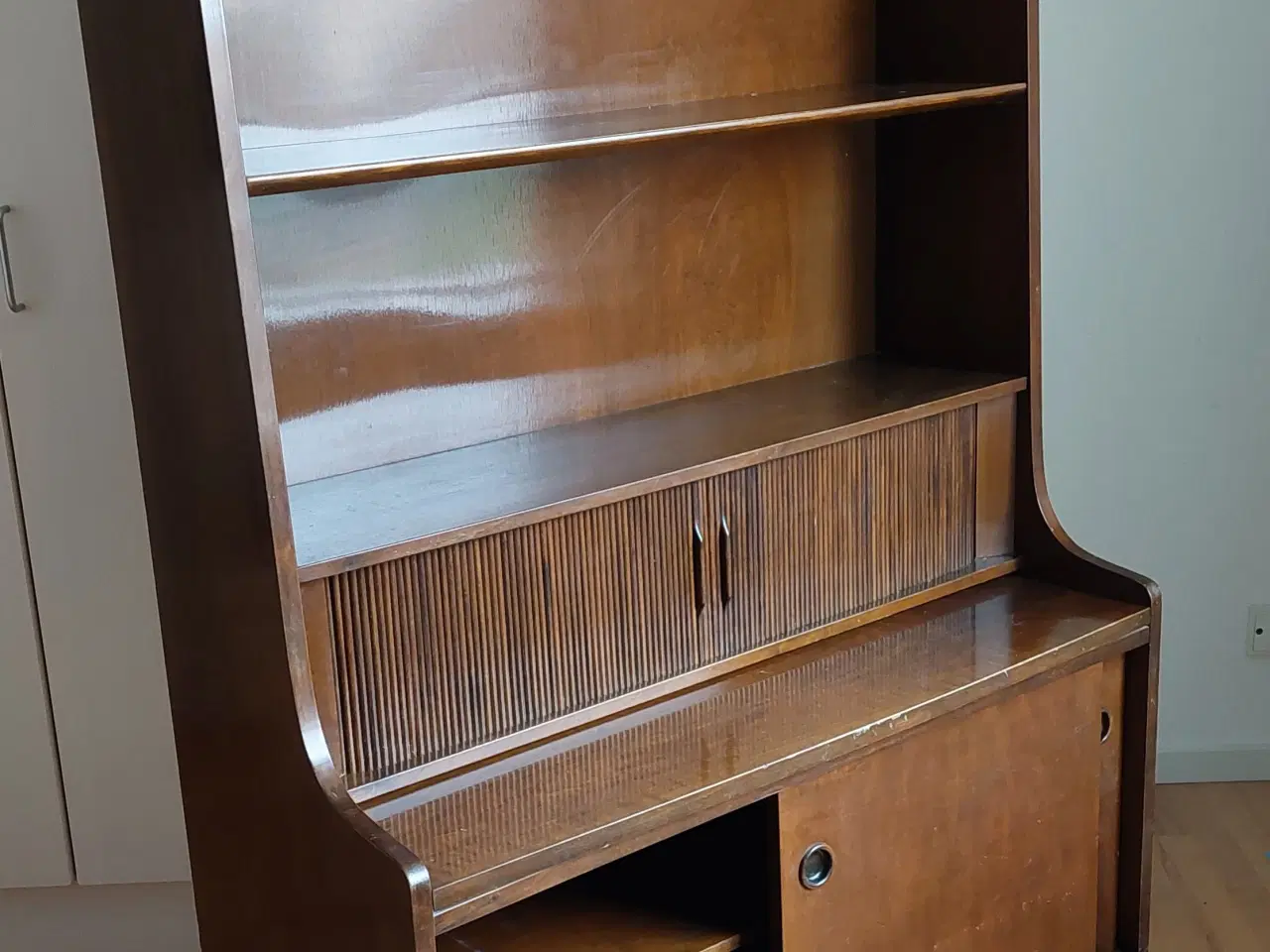 Billede 4 - Klassisk reol i lakeret teak tegnet af Johs. Sorth