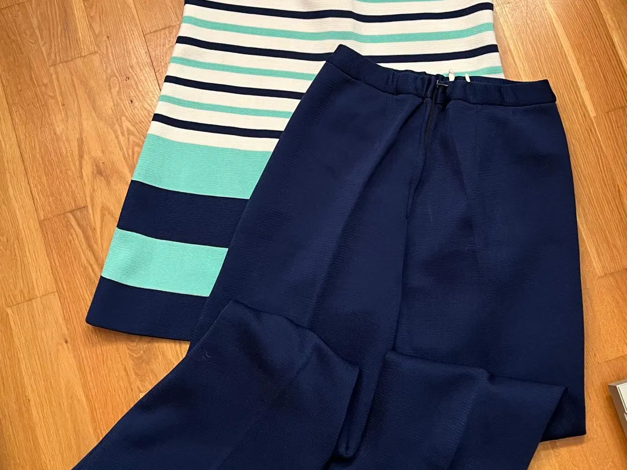 Billede 1 - Buksedragt fra først i 1970’erne. Giv bud.